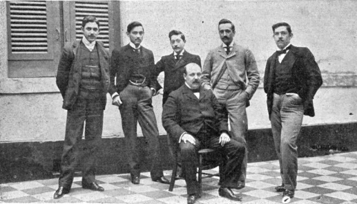 Carlos Ruiz Huidobro junto a practicantes Casa de Expósitos, 1899 - Caras y Caretas
